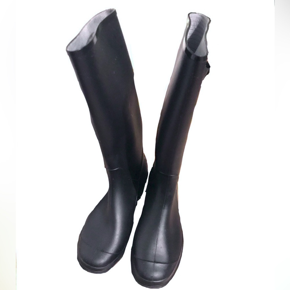 Sturdy rain boots both fashionable and convenient for you!